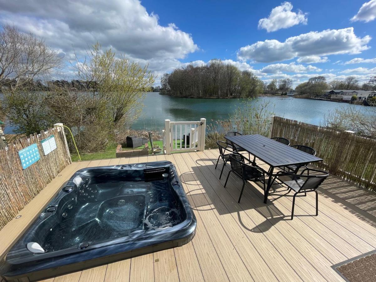 Lakeside Retreat 2 With Hot Tub, Private Fishing Peg Situated At Tattershall Lakes Country Park Εξωτερικό φωτογραφία