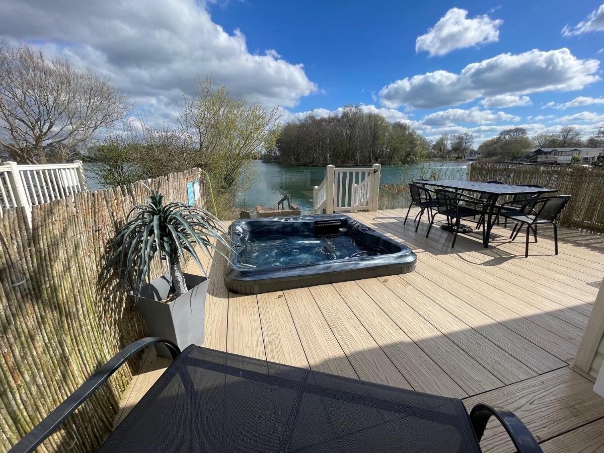 Lakeside Retreat 2 With Hot Tub, Private Fishing Peg Situated At Tattershall Lakes Country Park Εξωτερικό φωτογραφία