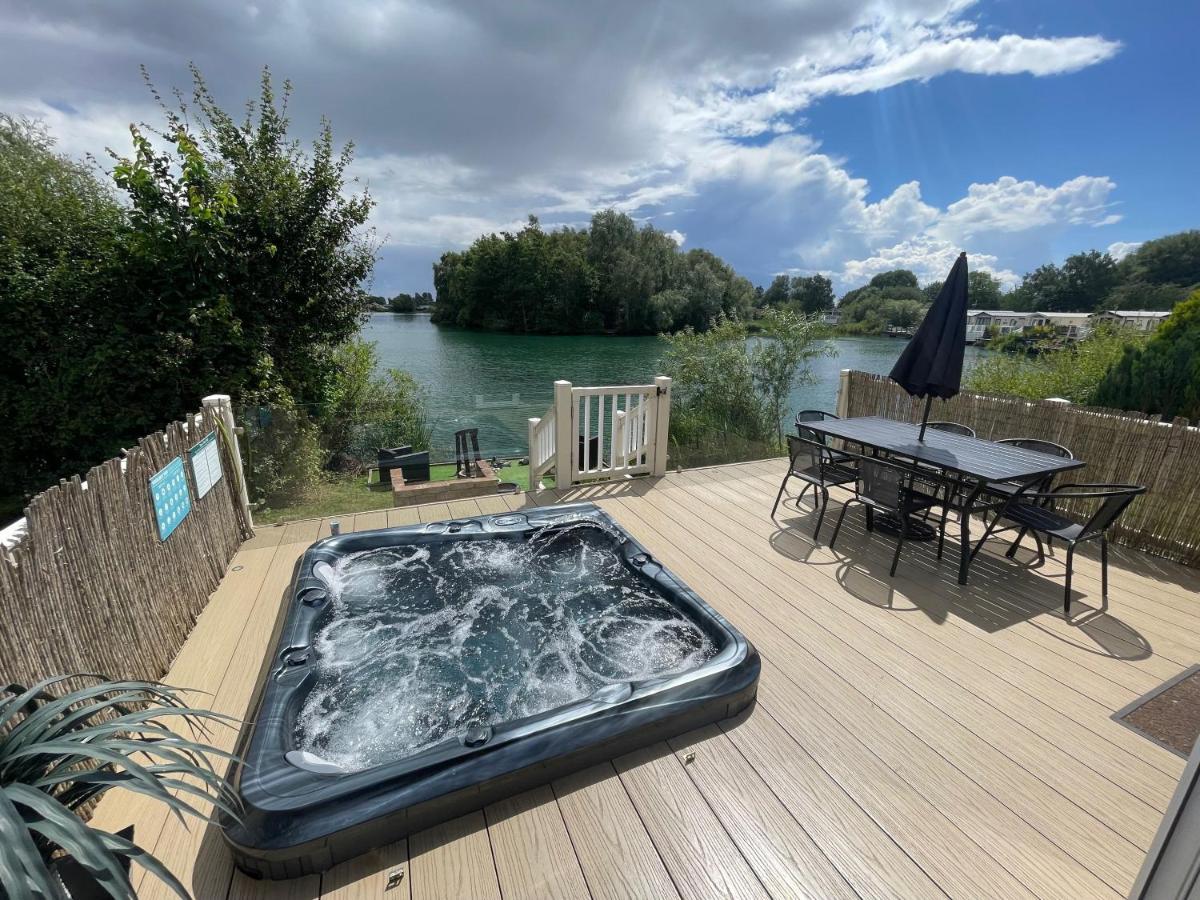 Lakeside Retreat 2 With Hot Tub, Private Fishing Peg Situated At Tattershall Lakes Country Park Εξωτερικό φωτογραφία