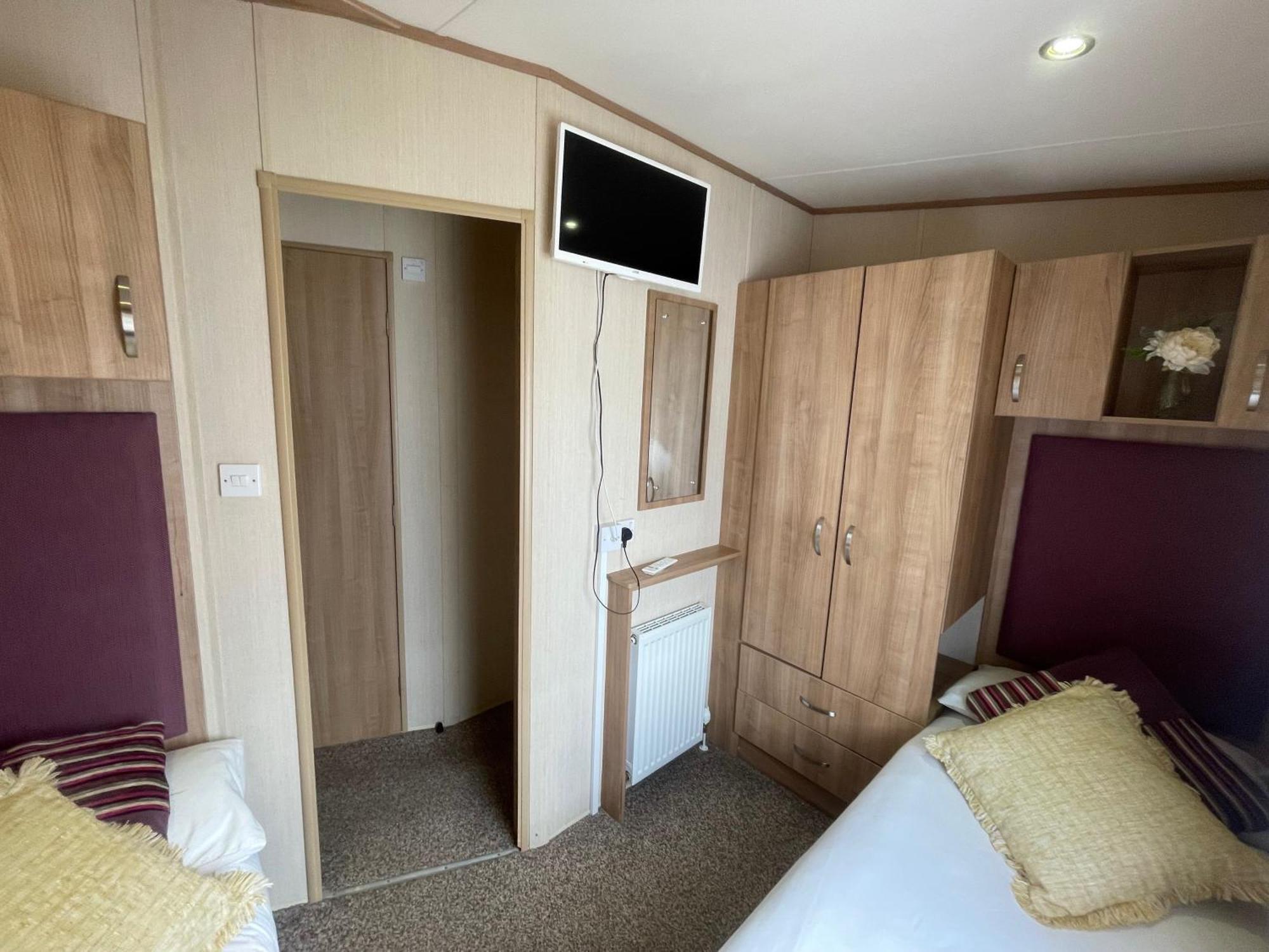 Lakeside Retreat 2 With Hot Tub, Private Fishing Peg Situated At Tattershall Lakes Country Park Εξωτερικό φωτογραφία