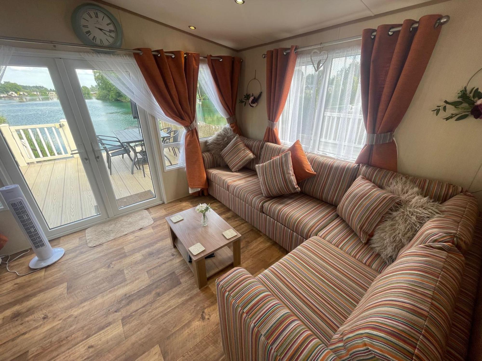 Lakeside Retreat 2 With Hot Tub, Private Fishing Peg Situated At Tattershall Lakes Country Park Εξωτερικό φωτογραφία