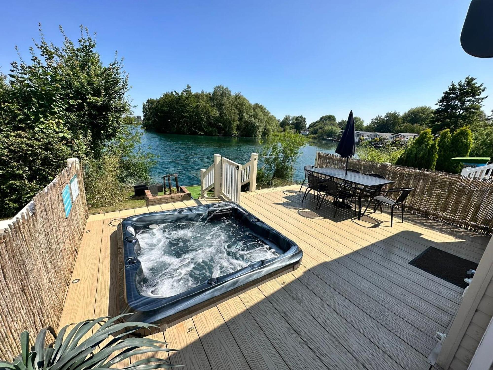 Lakeside Retreat 2 With Hot Tub, Private Fishing Peg Situated At Tattershall Lakes Country Park Εξωτερικό φωτογραφία