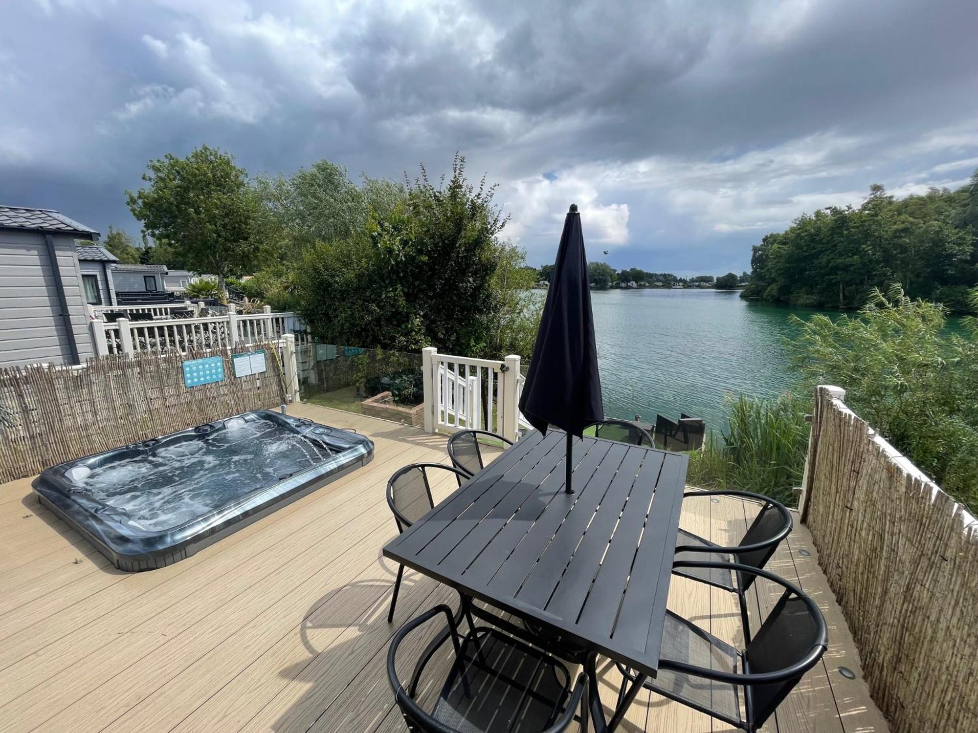 Lakeside Retreat 2 With Hot Tub, Private Fishing Peg Situated At Tattershall Lakes Country Park Εξωτερικό φωτογραφία