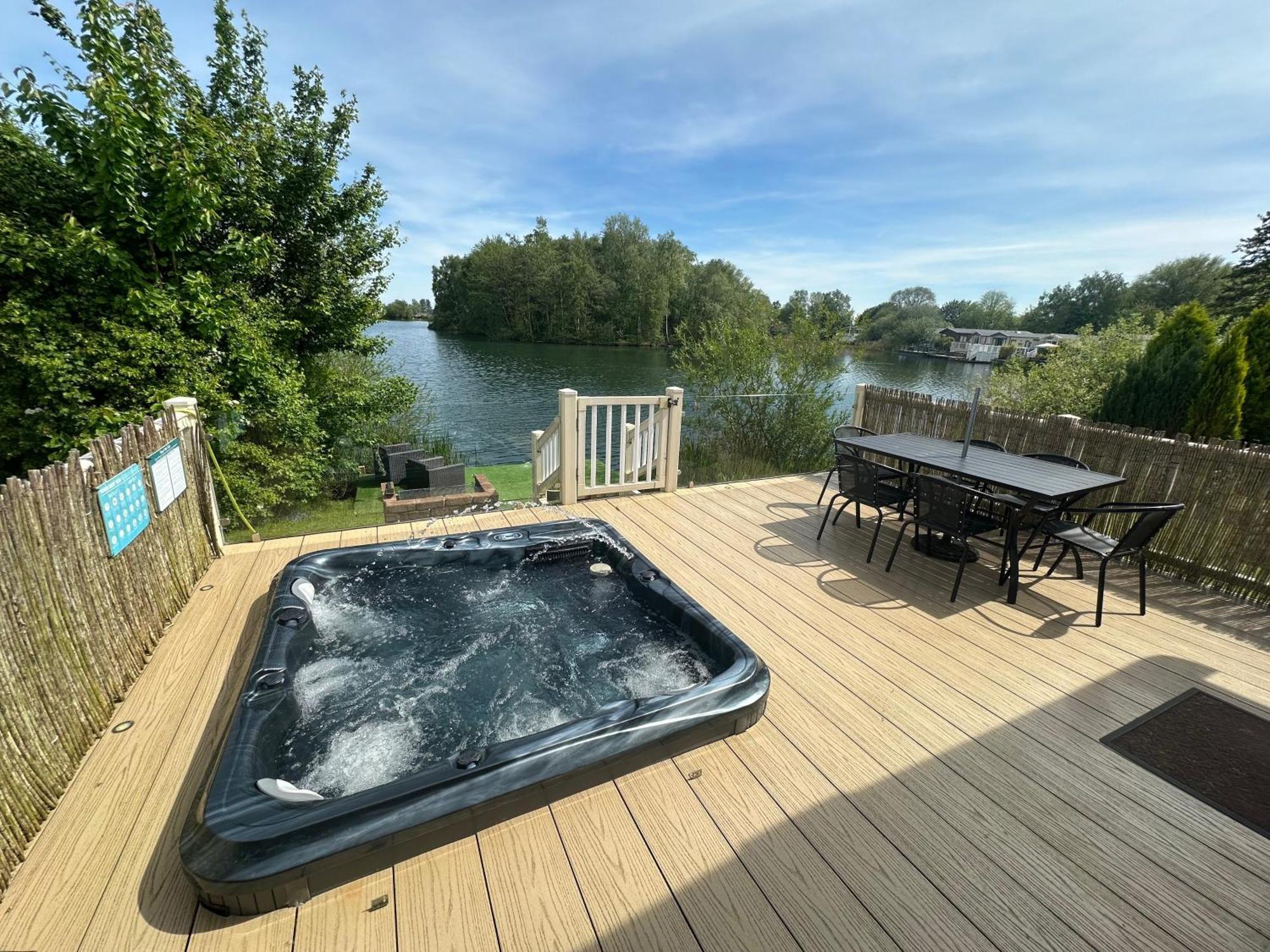 Lakeside Retreat 2 With Hot Tub, Private Fishing Peg Situated At Tattershall Lakes Country Park Εξωτερικό φωτογραφία
