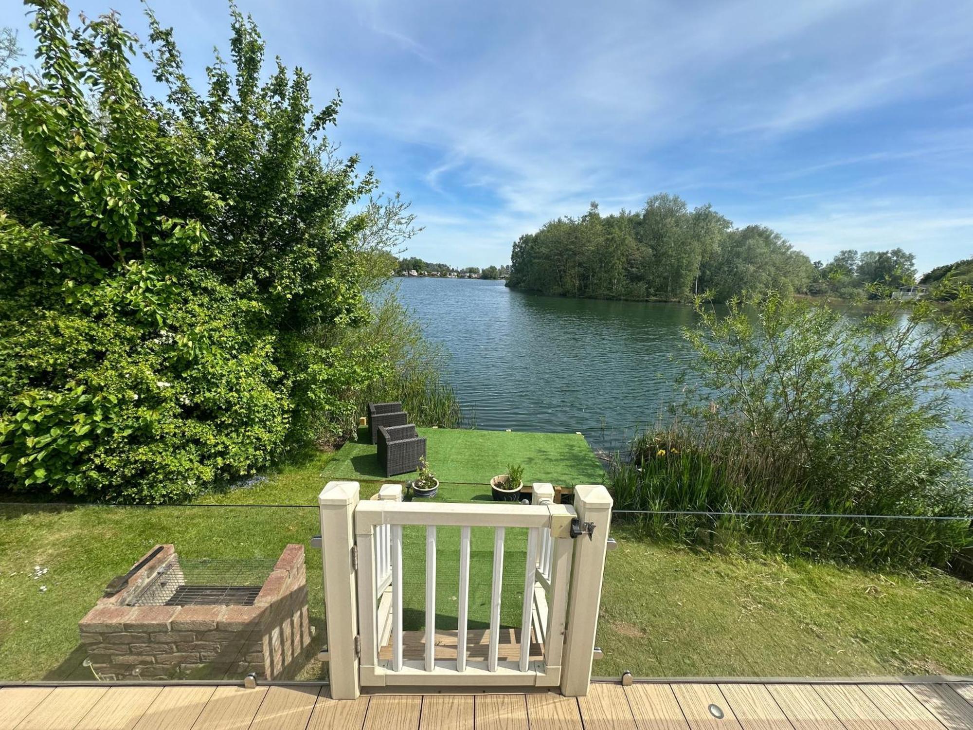 Lakeside Retreat 2 With Hot Tub, Private Fishing Peg Situated At Tattershall Lakes Country Park Εξωτερικό φωτογραφία